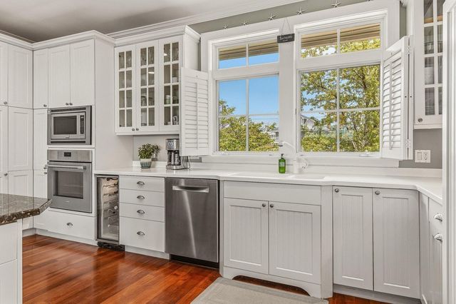 4 Island Ave Apt 5, Kittery, ME 03904