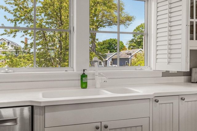 4 Island Ave Apt 5, Kittery, ME 03904
