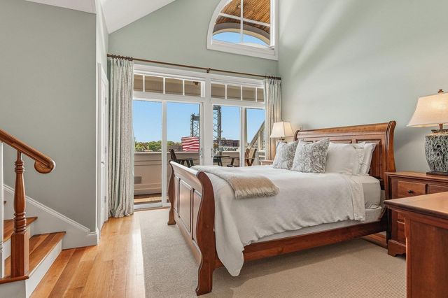 4 Island Ave Apt 5, Kittery, ME 03904