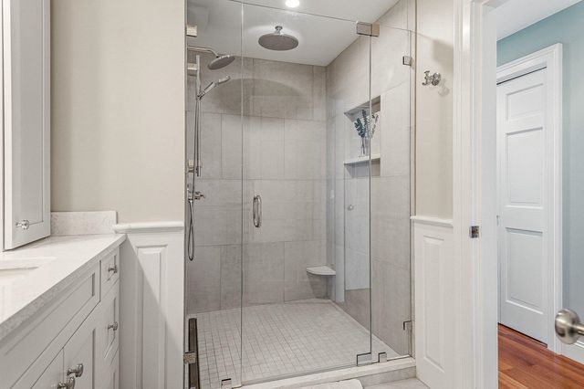 4 Island Ave Apt 5, Kittery, ME 03904