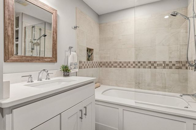 4 Island Ave Apt 5, Kittery, ME 03904