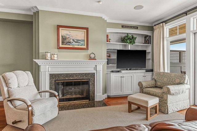 4 Island Ave Apt 5, Kittery, ME 03904
