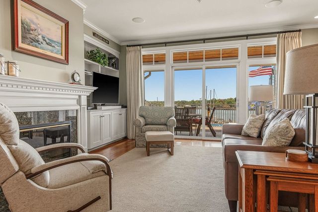 4 Island Ave Apt 5, Kittery, ME 03904