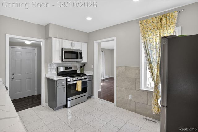 27352 Townley Street, Madison Heights, MI 48071