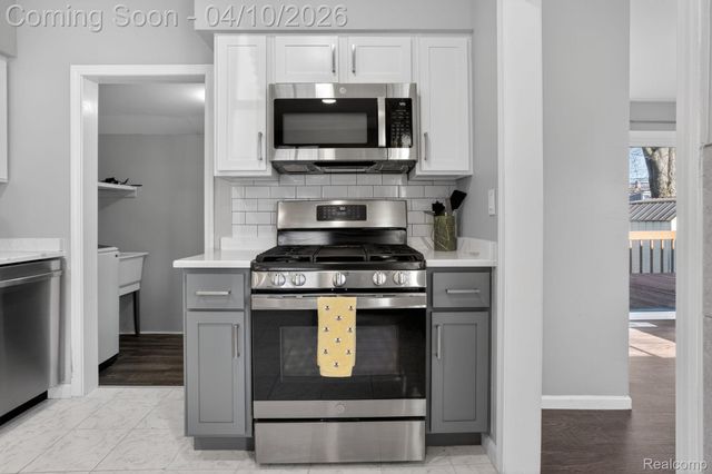 27352 Townley Street, Madison Heights, MI 48071