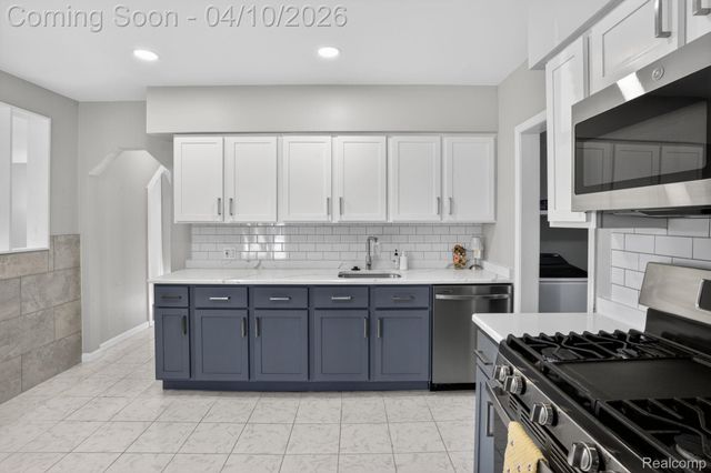 27352 Townley Street, Madison Heights, MI 48071