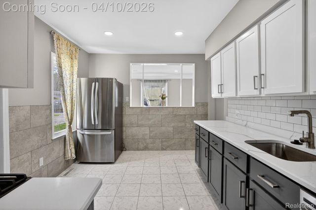 27352 Townley Street, Madison Heights, MI 48071