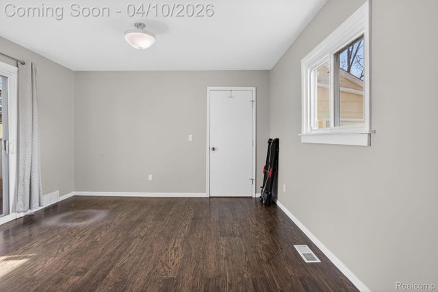 27352 Townley Street, Madison Heights, MI 48071