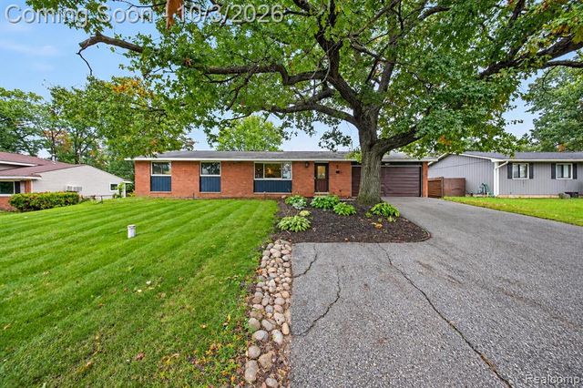 3376 S Commerce Road, Commerce Twp, MI 48390