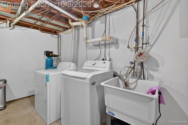 3376 S Commerce Road, Commerce Twp, MI 48390