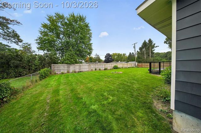 3376 S Commerce Road, Commerce Twp, MI 48390