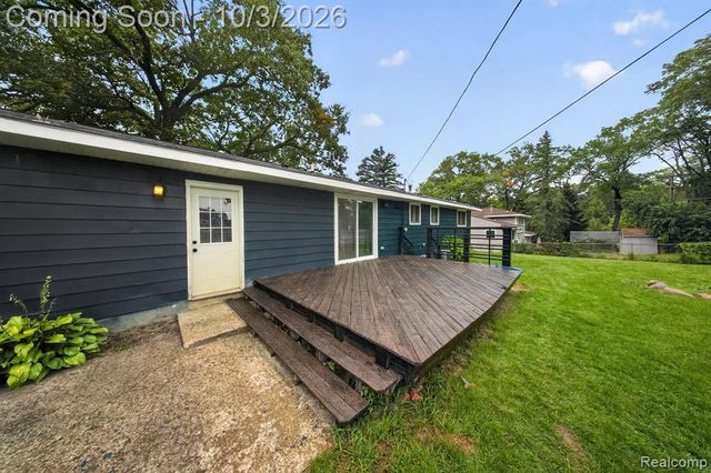 3376 S Commerce Road, Commerce Twp, MI 48390