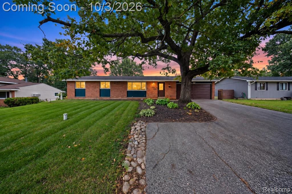 3376 S Commerce Road, Commerce Twp, MI 48390