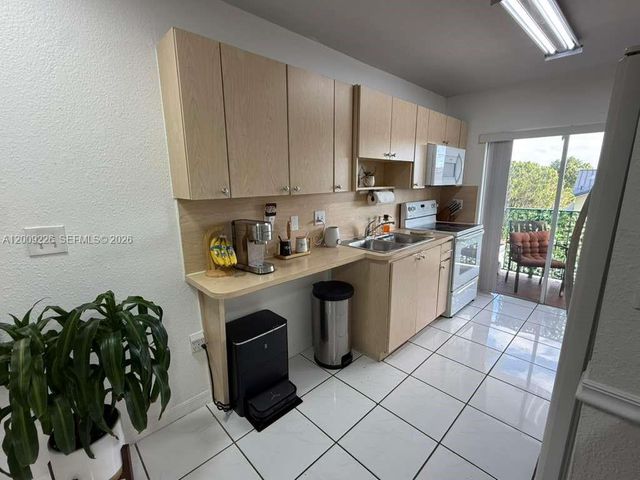 3514 W 76th St 203, Hialeah, FL 33018