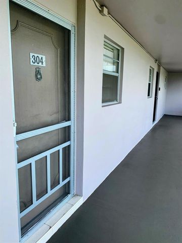 2800 NW 47th Terrace 304, Lauderdale Lakes, FL 33313