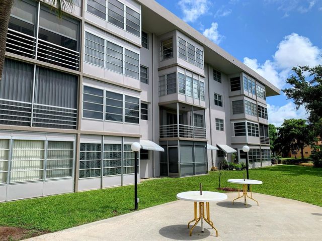 2800 NW 47th Terrace 304, Lauderdale Lakes, FL 33313