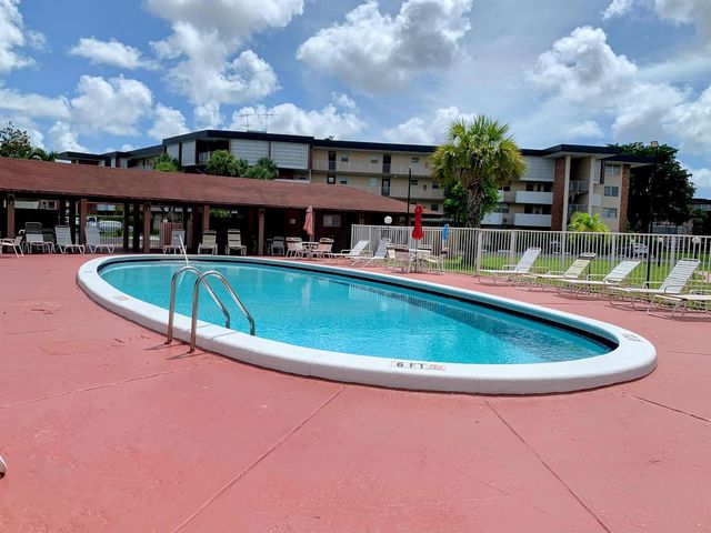 2800 NW 47th Terrace 304, Lauderdale Lakes, FL 33313
