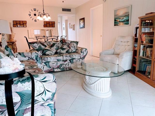 2800 NW 47th Terrace 304, Lauderdale Lakes, FL 33313