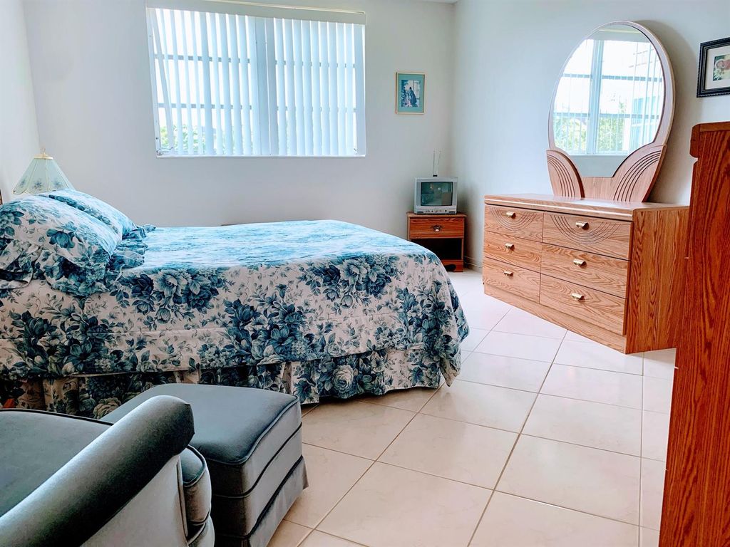 2800 NW 47th Terrace 304, Lauderdale Lakes, FL 33313