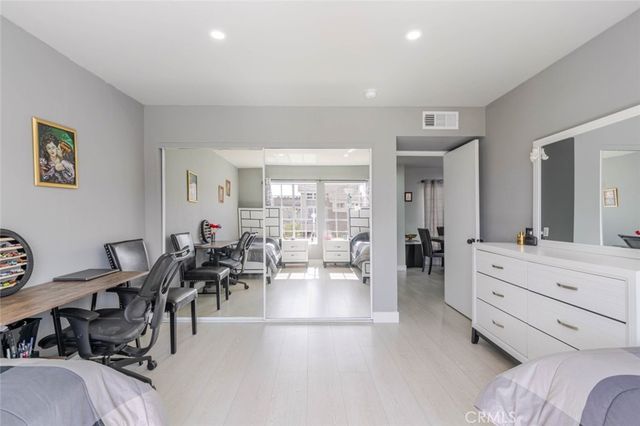 20235 Keswick Street 212, Winnetka, CA 91306