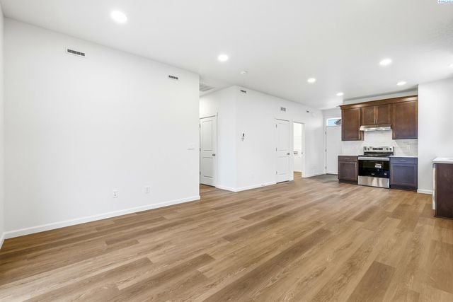 409 Amberly Ave, Grandview, WA 98930