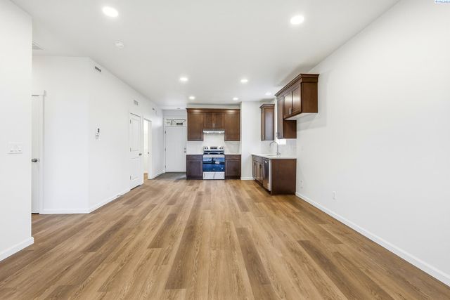 409 Amberly Ave, Grandview, WA 98930