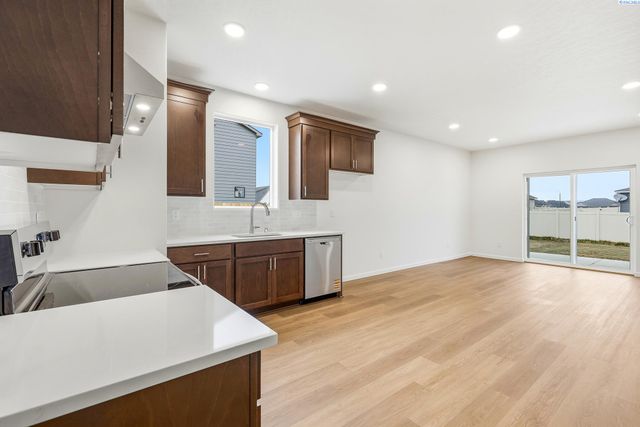 409 Amberly Ave, Grandview, WA 98930