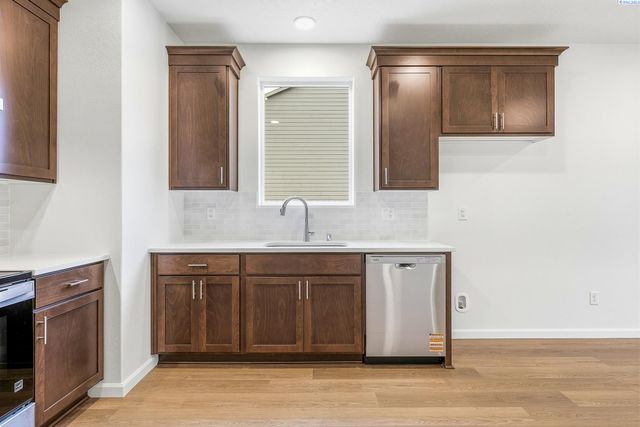 409 Amberly Ave, Grandview, WA 98930