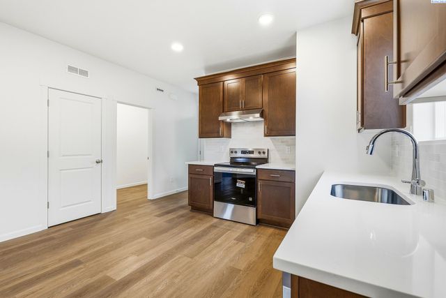 409 Amberly Ave, Grandview, WA 98930