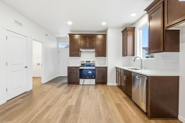 409 Amberly Ave, Grandview, WA 98930