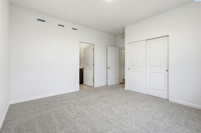 409 Amberly Ave, Grandview, WA 98930