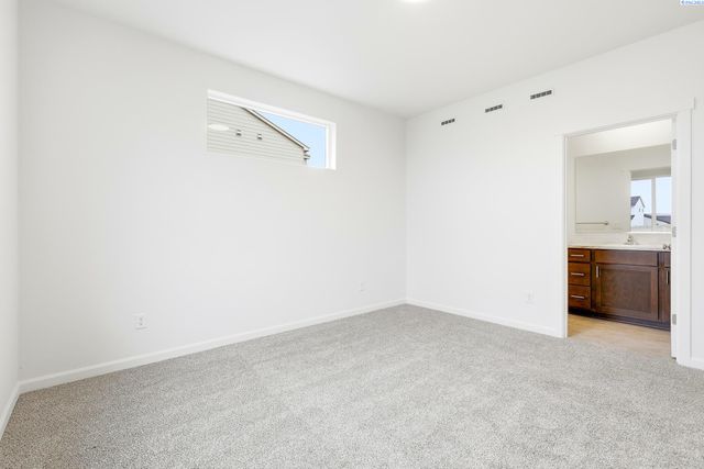 409 Amberly Ave, Grandview, WA 98930