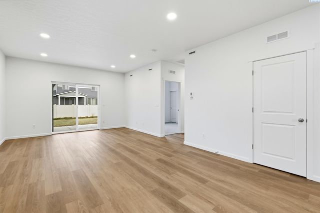 409 Amberly Ave, Grandview, WA 98930