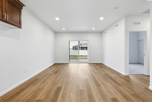 409 Amberly Ave, Grandview, WA 98930