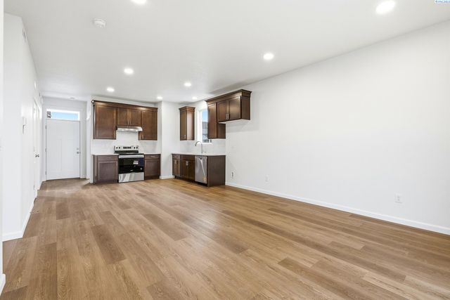 409 Amberly Ave, Grandview, WA 98930