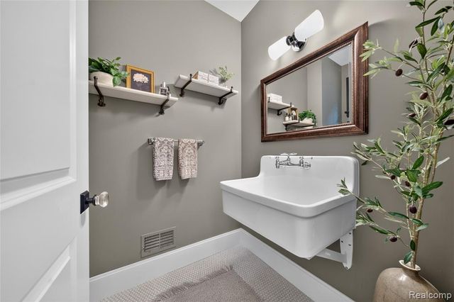1533 Kensington Road, Bloomfield Hills, MI 48304