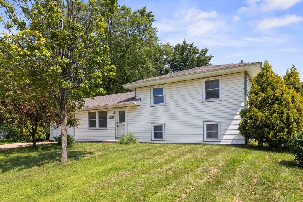 901 Cortland Drive, Apple Valley, MN 55124