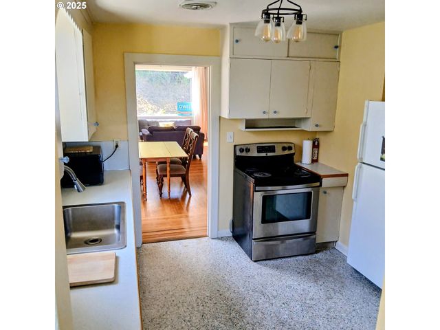 558 4TH St, Astoria, OR 97103