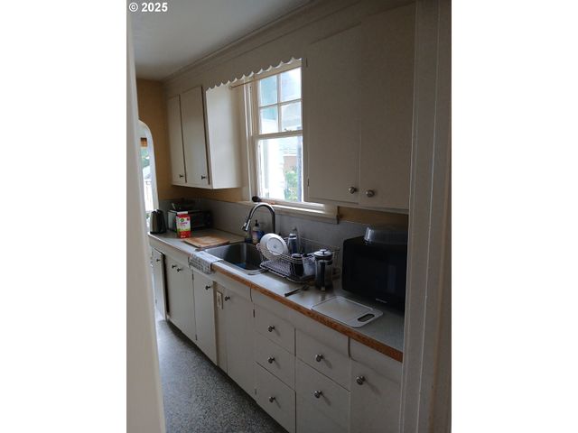 558 4TH St, Astoria, OR 97103