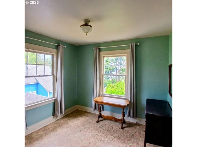 558 4TH St, Astoria, OR 97103