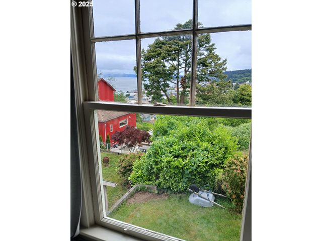 558 4TH St, Astoria, OR 97103