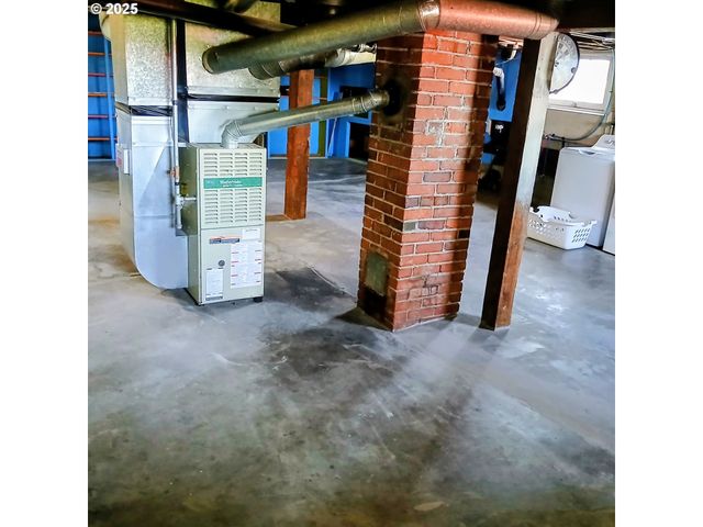 558 4TH St, Astoria, OR 97103