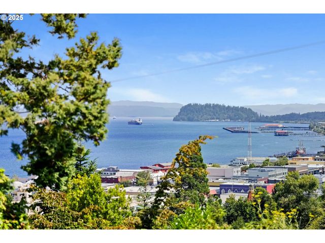 558 4TH St, Astoria, OR 97103