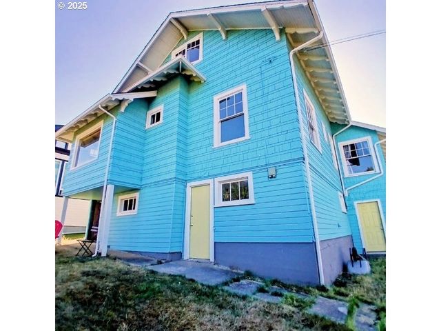 558 4TH St, Astoria, OR 97103