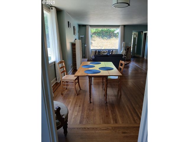 558 4TH St, Astoria, OR 97103