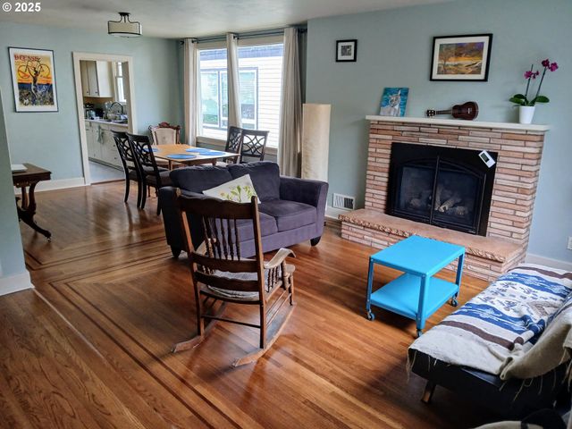 558 4TH St, Astoria, OR 97103