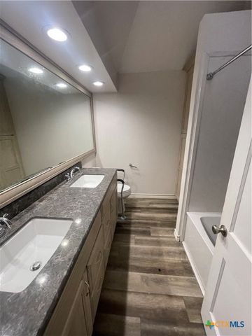 1505 E Park Avenue, Victoria, TX 77901