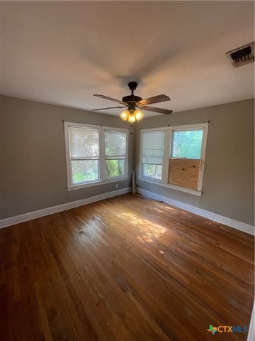 1505 E Park Avenue, Victoria, TX 77901