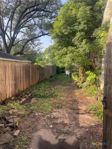 1505 E Park Avenue, Victoria, TX 77901