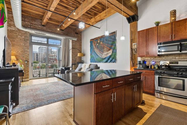 770 W Gladys Avenue 304, Chicago, IL 60661
